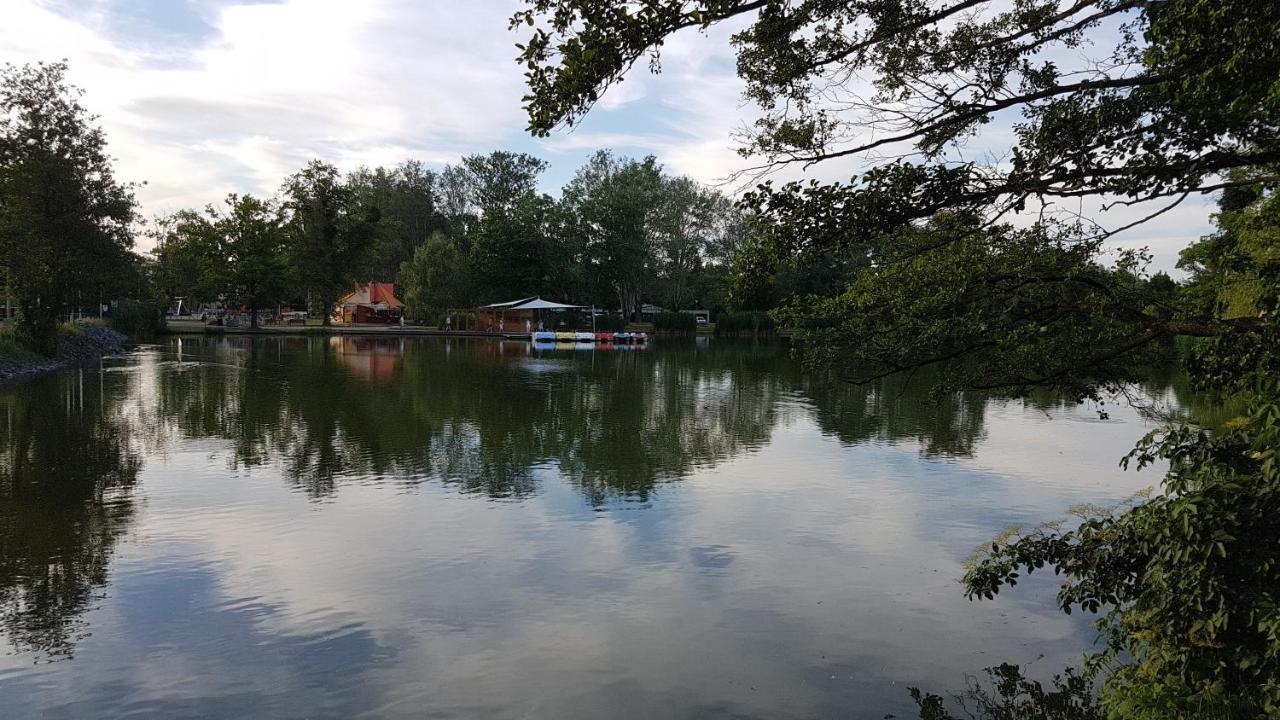 Zafir Sziget Apartman Sarvar Luaran gambar