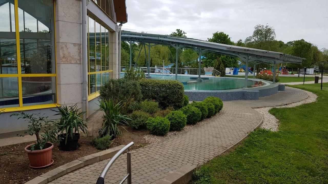 Zafir Sziget Apartman Sarvar Luaran gambar