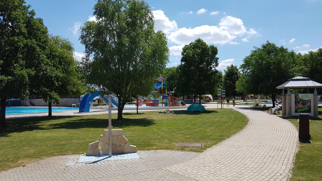 Zafir Sziget Apartman Sarvar Luaran gambar