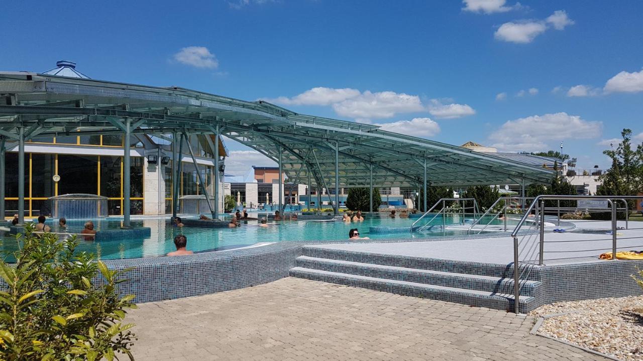 Zafir Sziget Apartman Sarvar Luaran gambar