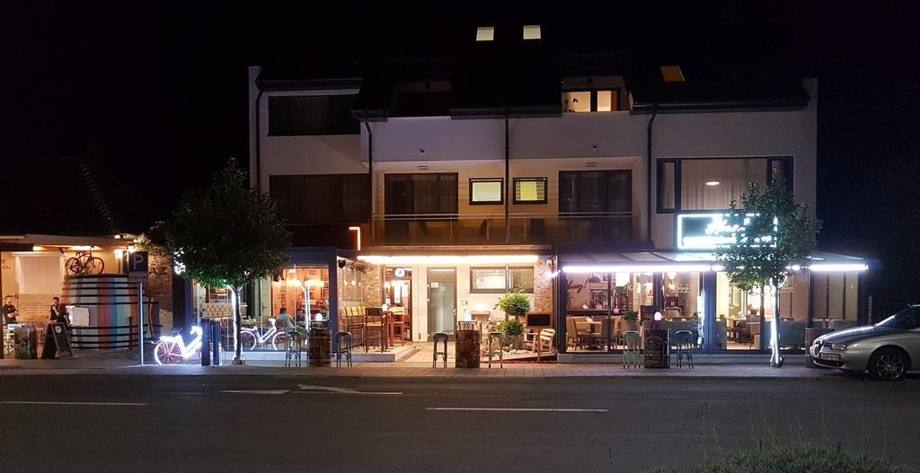 Zafir Sziget Apartman Sarvar Luaran gambar